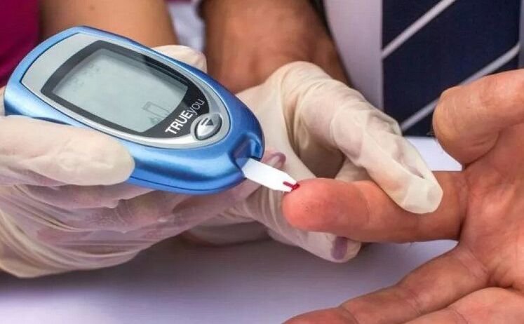 Una persona con fattori di rischio per il diabete deve controllare i livelli di zucchero nel sangue.